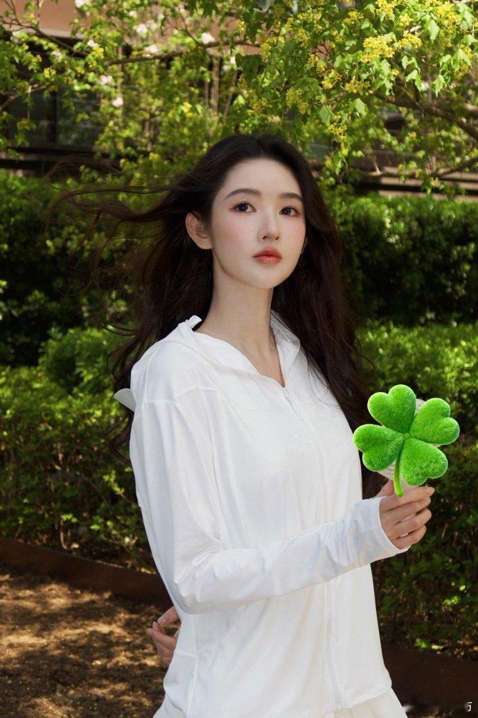 王玉雯hi6录制上班路透王玉雯hi6上班跑向粉丝收信主动小跑奔向粉丝，暖心举动温