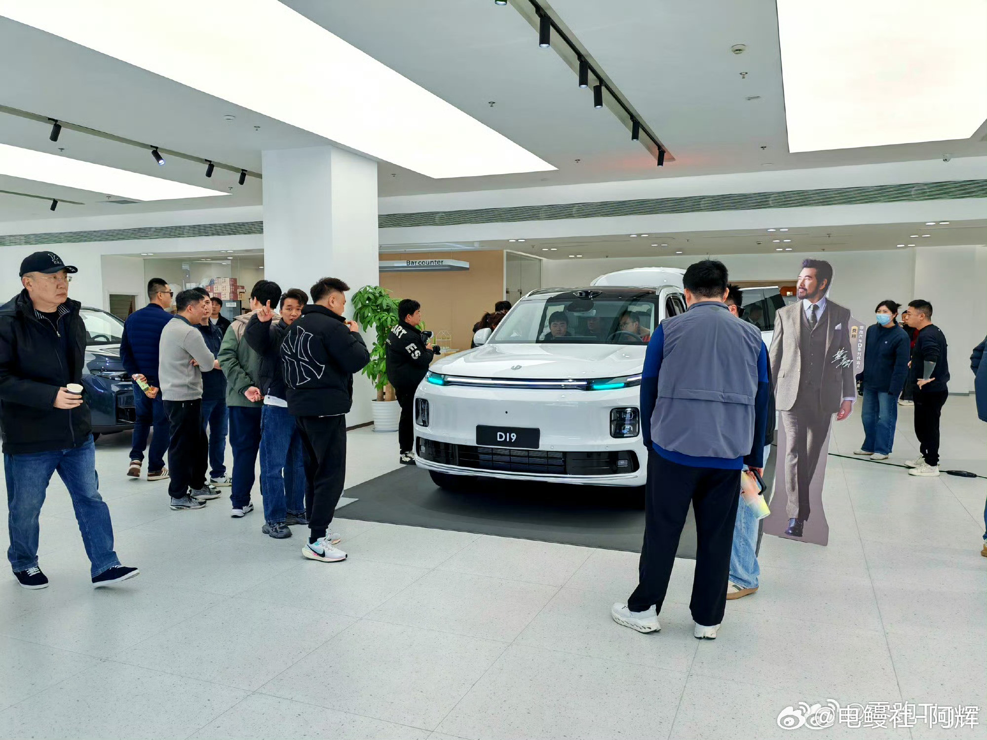 零跑D19，就这个白颜色来看的话，好像理想L9和小鹏G9的一个即视感，听说下个月