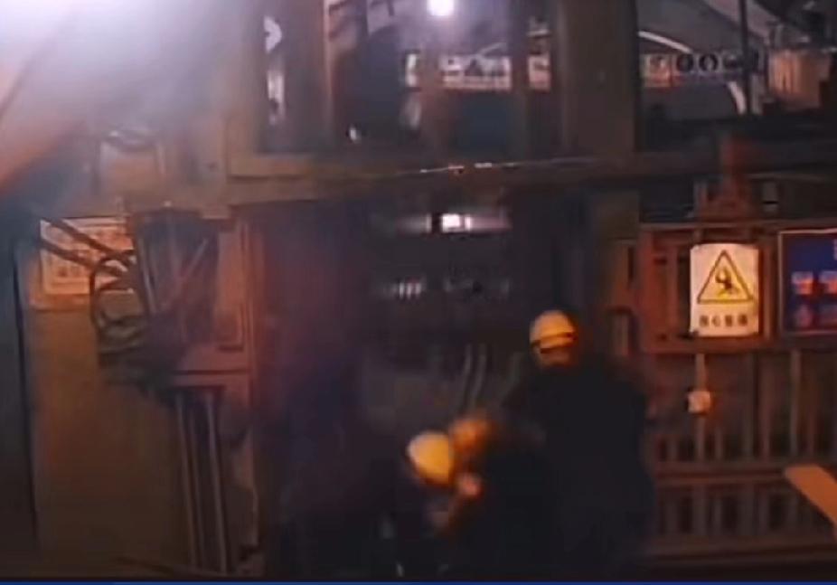 2月7日早上8.50分，招远残庄金矿，上庄矿段一个忙树井里，冠龙突然掉了下去，七