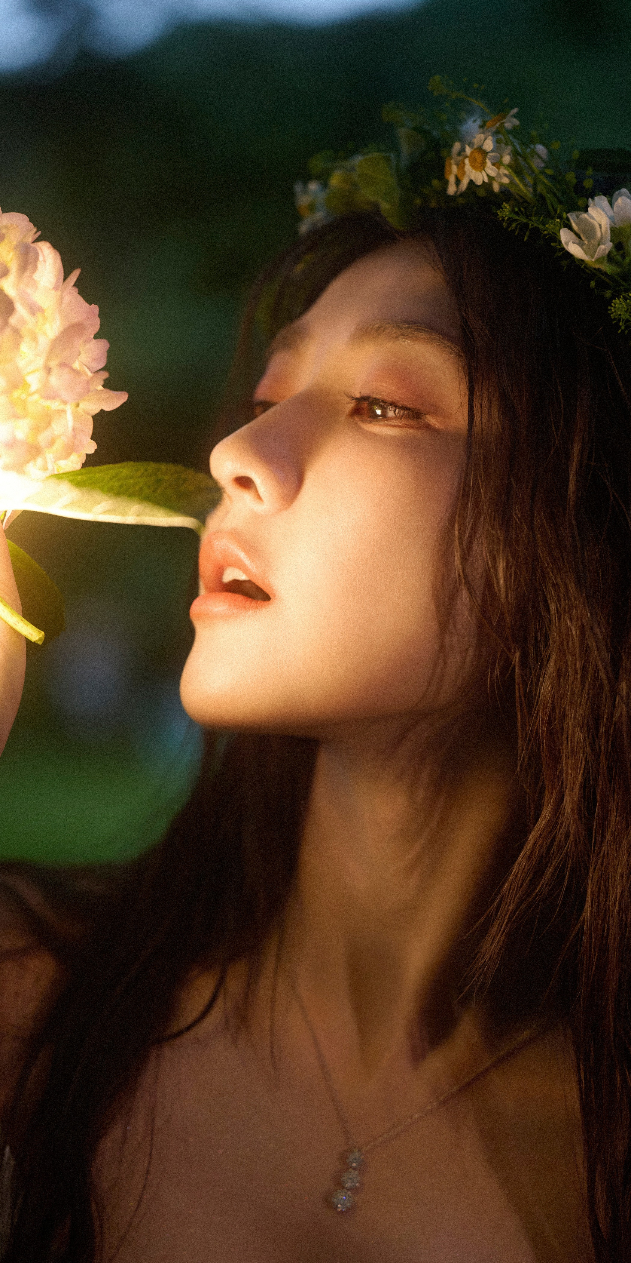 梁洁高清壁纸：白裙少女穿搭，夏日花仙子。梁洁