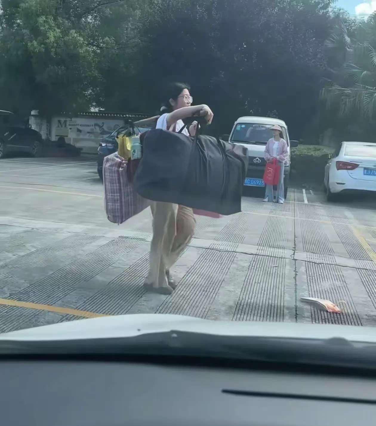 桂林挑行李女孩父母激动得哭了！不是因为女儿高考考得特别的好，而是因为自己的女