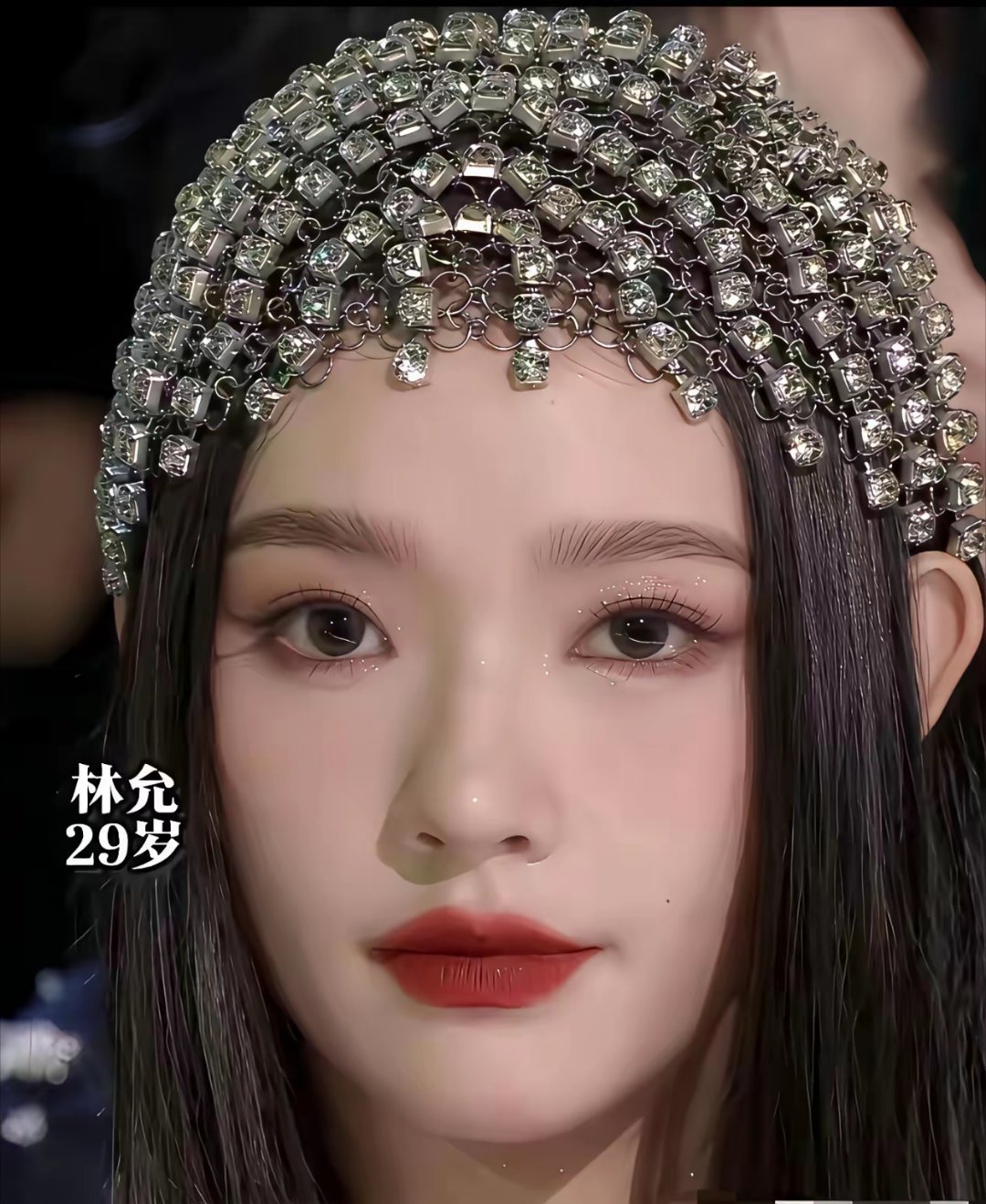 把孟子义、孙怡和林允放一起，我才看懂周星驰的审美有多“毒”。孟子义的美，是妆容堆