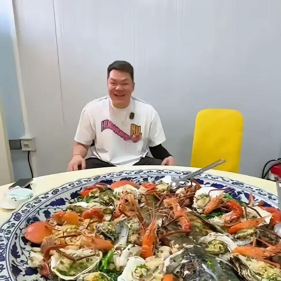 朱总就算不捐款吃鱼也不犯法吧！[捂脸哭][捂脸哭]美食篮球