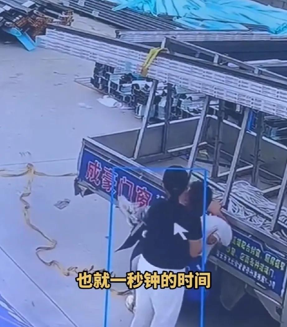7月30日，浙江温州一男子开车到厂里进货，为防止货物散落，用绳子捆在汽车上。男