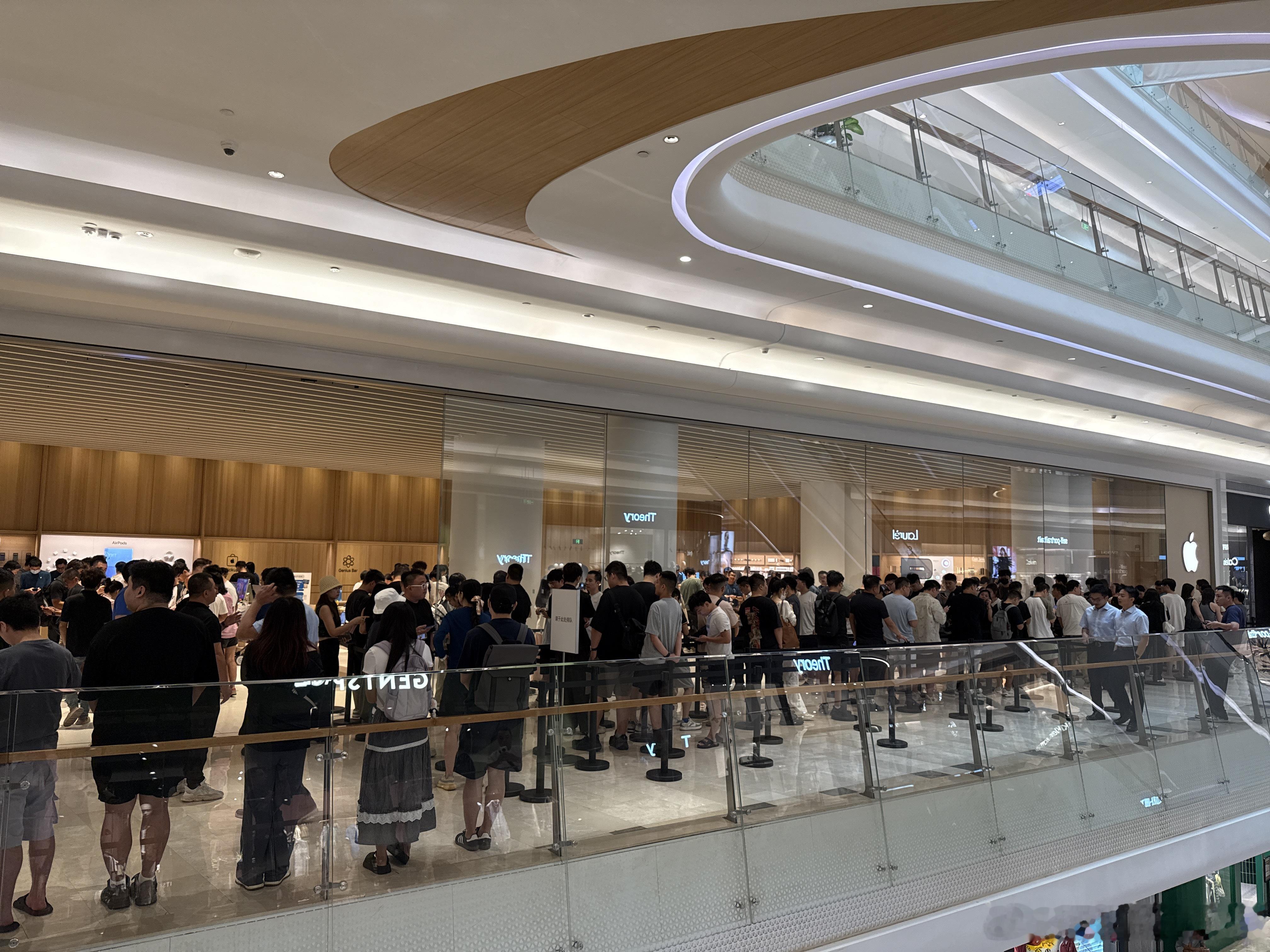 早上壹方城的人都聚集AppleStore门口了超级多人进去摸一摸iPhone1