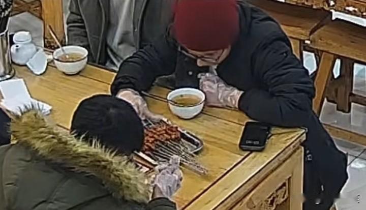 汉字不认识，难道数也不会数嘛！这是明显的欺负人！西安一家羊肉泡馍烧烤，4个印