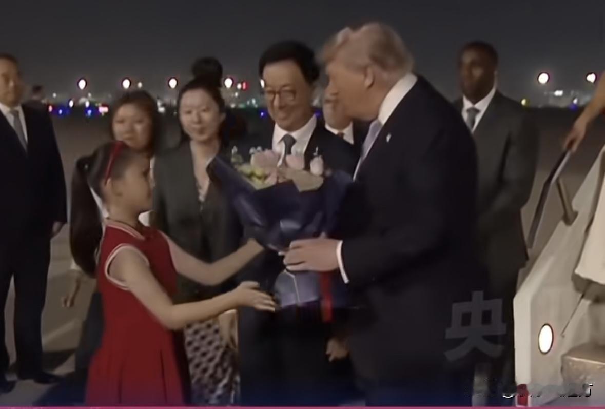 谁说大国礼仪只能是冷冰冰的排场？昨夜停机坪上，一抹小小的红裙，彻底颠覆了无数人的