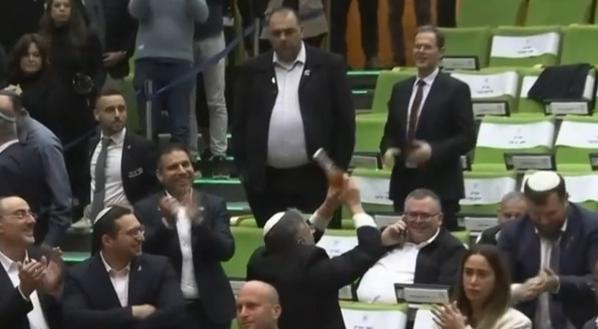 62票赞成48票反对！以色列议会通过屠杀决定，现场甚至开香槟庆祝！当地时间3