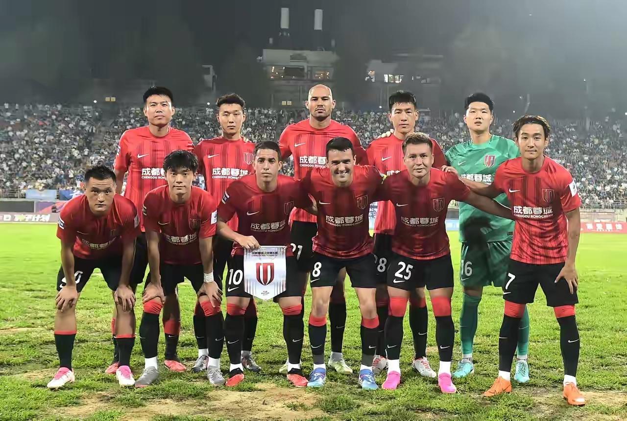 蓉城球迷不要一听喊干翻成都就不服气！一定要摈弃这种弱队思维，蓉城目前在中超都是冠