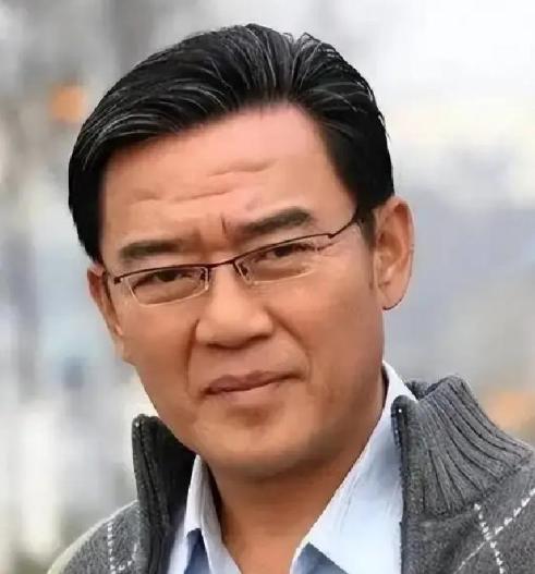 1989年，李立群成名后，父亲试探性的对他说：“其实在老家，你还有一个同父异母的