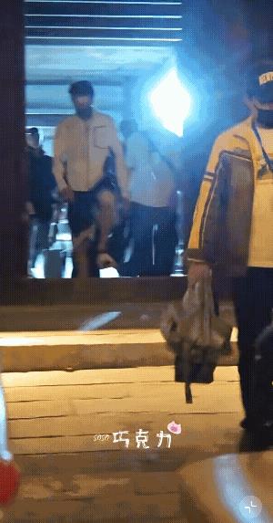 许凯今天下班也挺晚的，瞧瞧院子里边的镭射灯，多明亮，多刺眼，估计知道许凯胆小怕黑