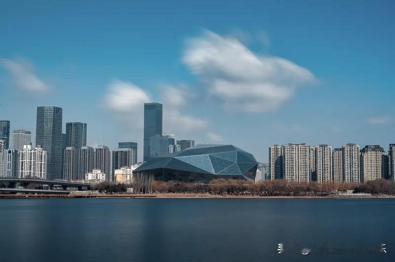 沈阳对东北年轻人的吸引力越来越强了。随着沈阳房价的下跌，年轻人在沈阳买房的难度