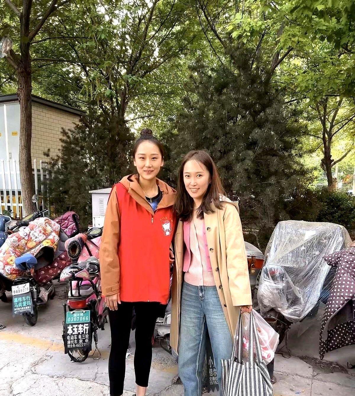 这还是东方甄选那个出口成史的女学霸？我滴乖乖，刷抖音刷到她近照差点没敢认！当