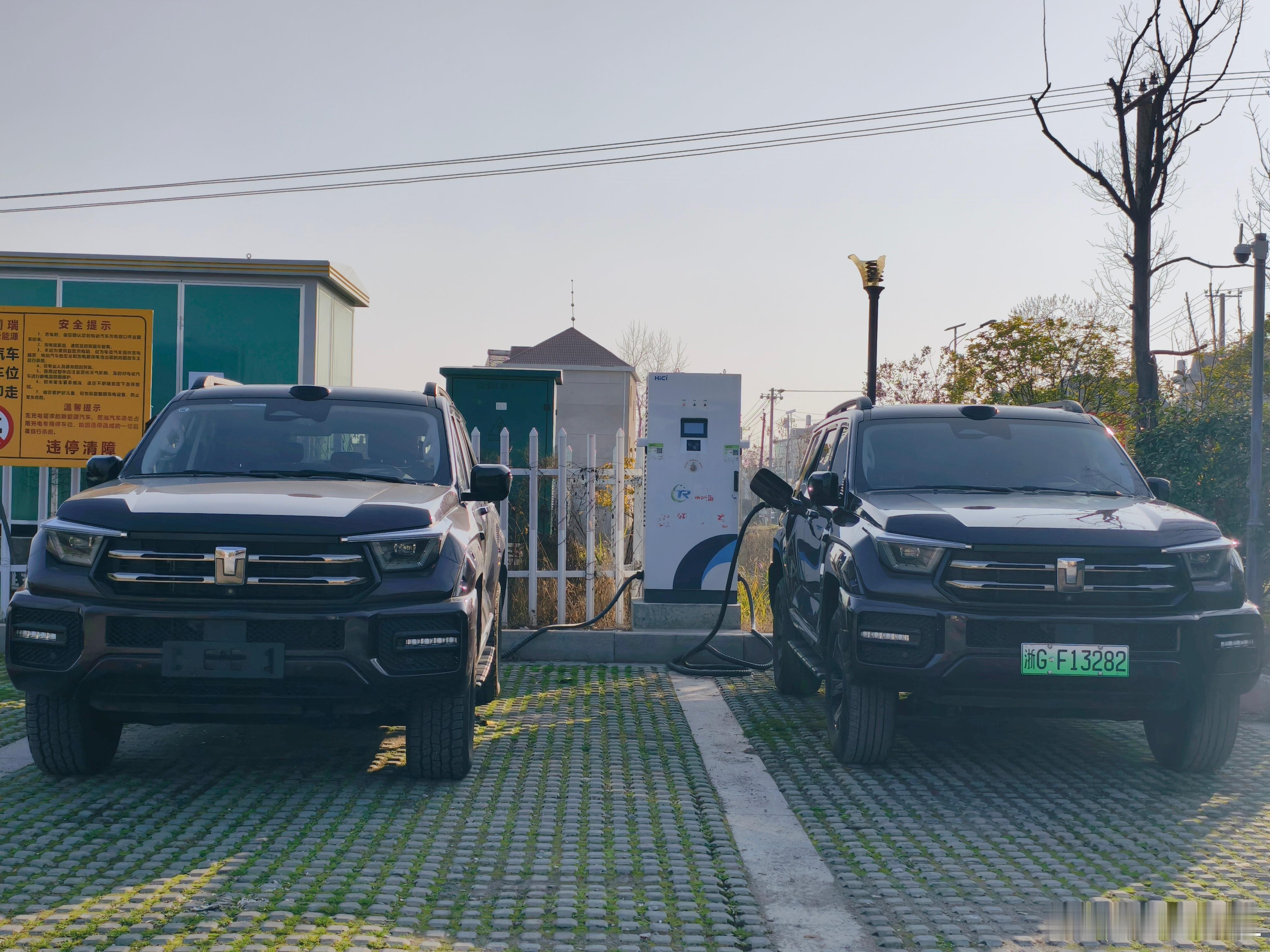 本来不想充电的。看到一个一模一样的同款400Z正在充。也顺便去充一下吧。坦克40