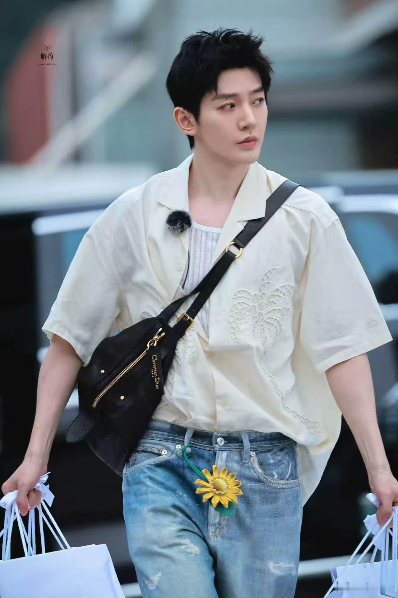 邓为花少私服镜头下的邓为，每一套造型都超越潮流，时尚表现力太权威！