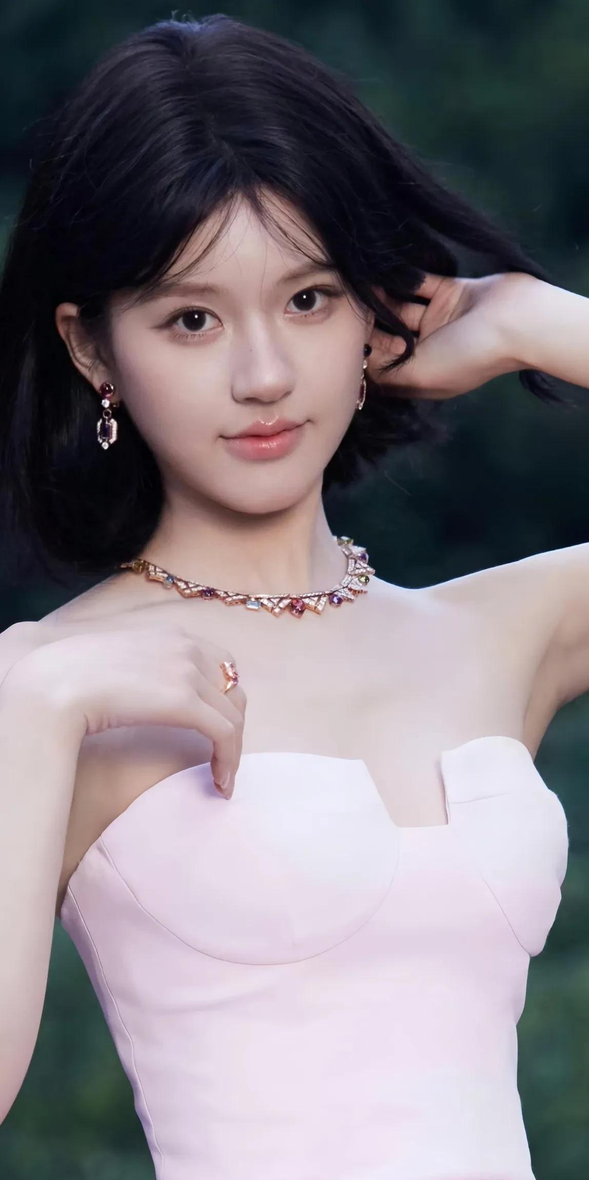 赵露思穿粉衣那是相当美。她本就长得甜美，穿上粉色抹胸礼服或者无袖连衣裙，就像从童