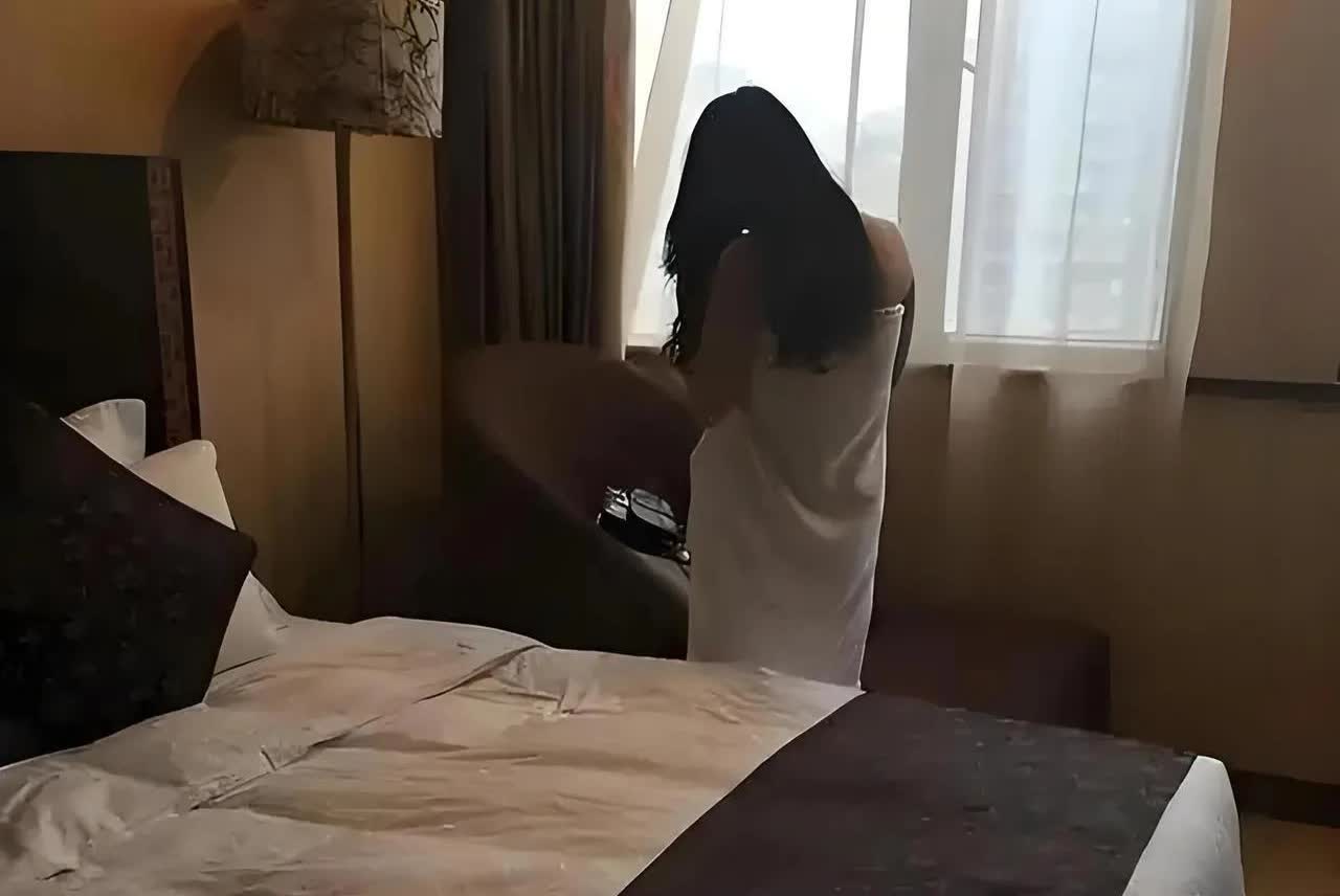 这八个女人不是傻是什么？8月15日，潇湘晨报报道了深圳一个女孩李某看到网上有人以
