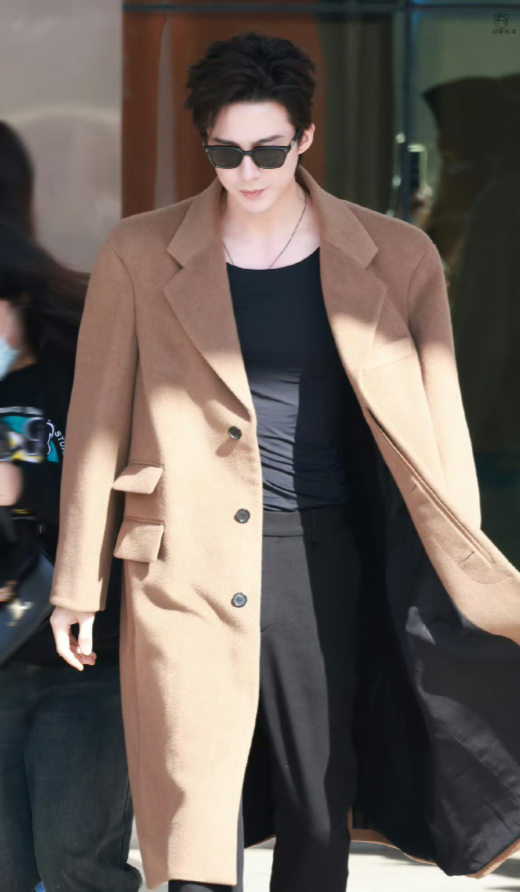 刘宇宁直播遭私生电话轰炸，强硬回应获网友力挺一场突如其来的电话骚扰，让刘宇宁在