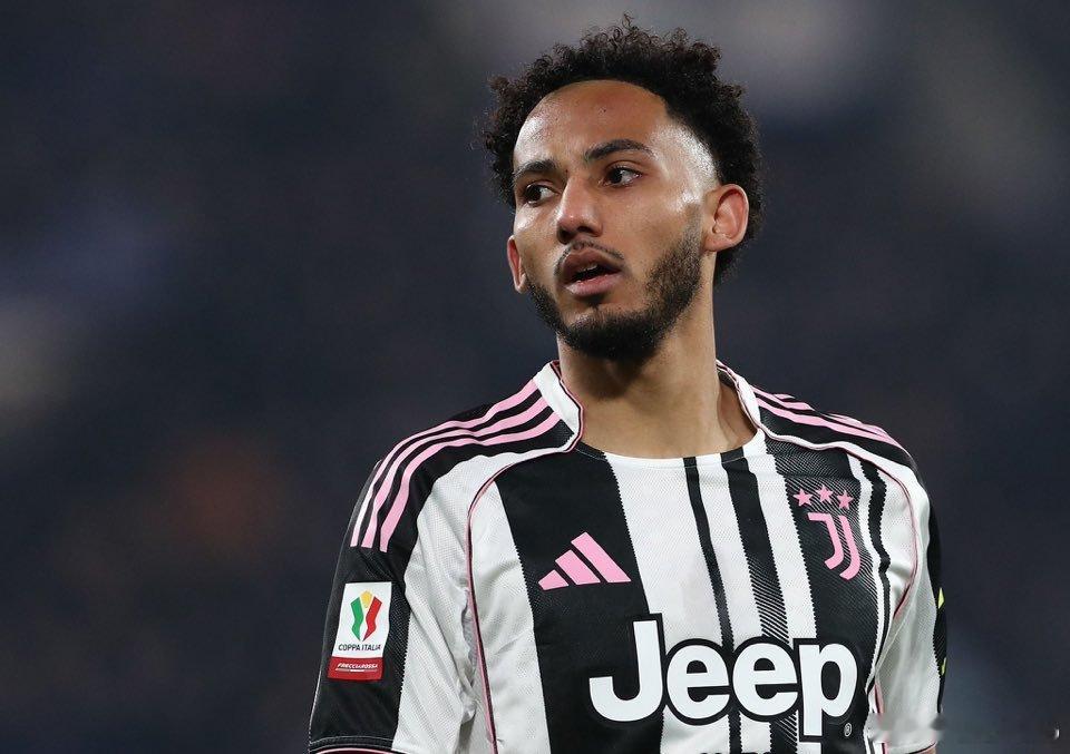 都灵体育报：凯利吸收了外界的负面情绪，并在本赛季用积极的表现将其驱散。这位大英帝