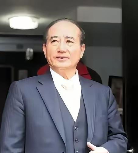 老王好像变了一个人似的以前他可是小区里出了名的“甩手掌柜”，每天下班回家往