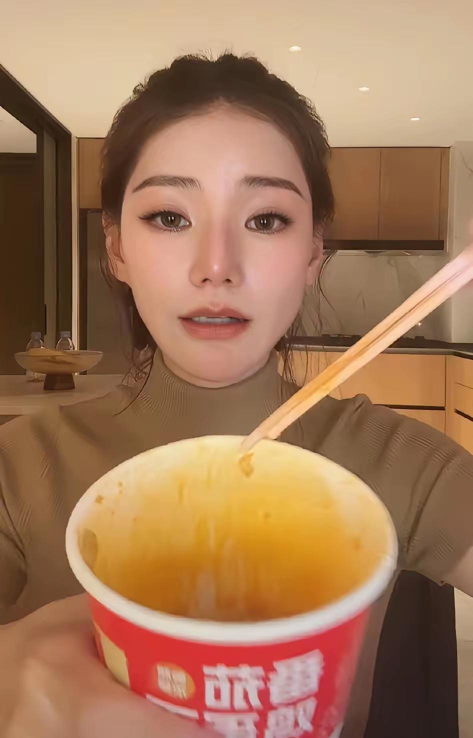 懂事的马筱梅肯定知道如何与继子女相处。别人问她继子女如何？她顺道给了小孩子正面