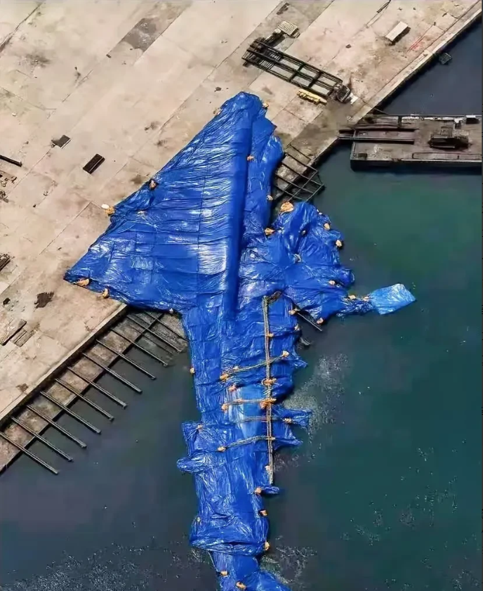 这船是没救了，5000吨重，卡在水陆两边，龙骨肯定变形，指定没法修了。就算修好