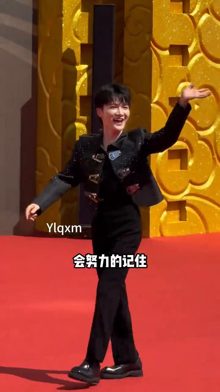 世界破破烂烂，周深缝缝补补离了周深，谁还愿意费尽心思给所有人尊重。周深完成节目