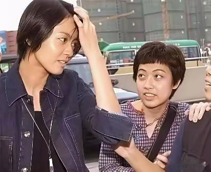 梁咏琪美如往昔，不管是年轻的时候还是现在，短发别有韵味。甘比越来越美，心态越来越