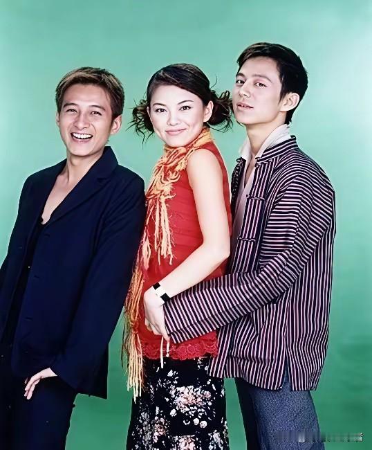 李湘一直都是气质压人，不管任何年龄段都是如此，她的气质来自于自信，自信来自从小家