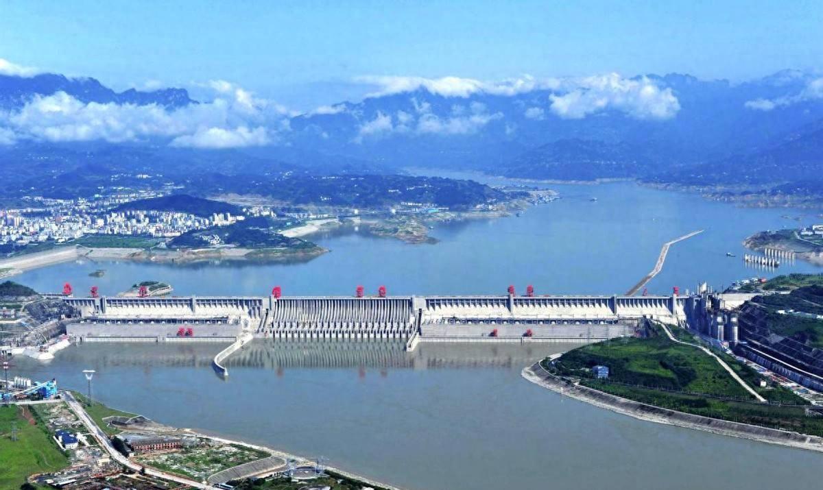三峡大坝用了十九年，真到寿命尽头了吗？2500亿花得值不值，这笔账现在能算清了？