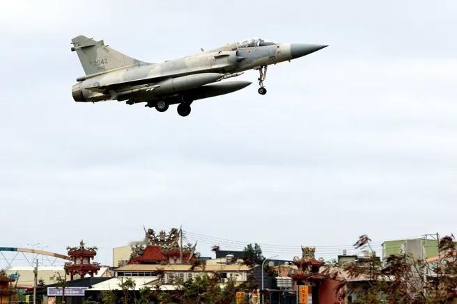 台海安全报告：军事行动概率30%，封锁风险达60%美国专栏作家在《纽约时报》