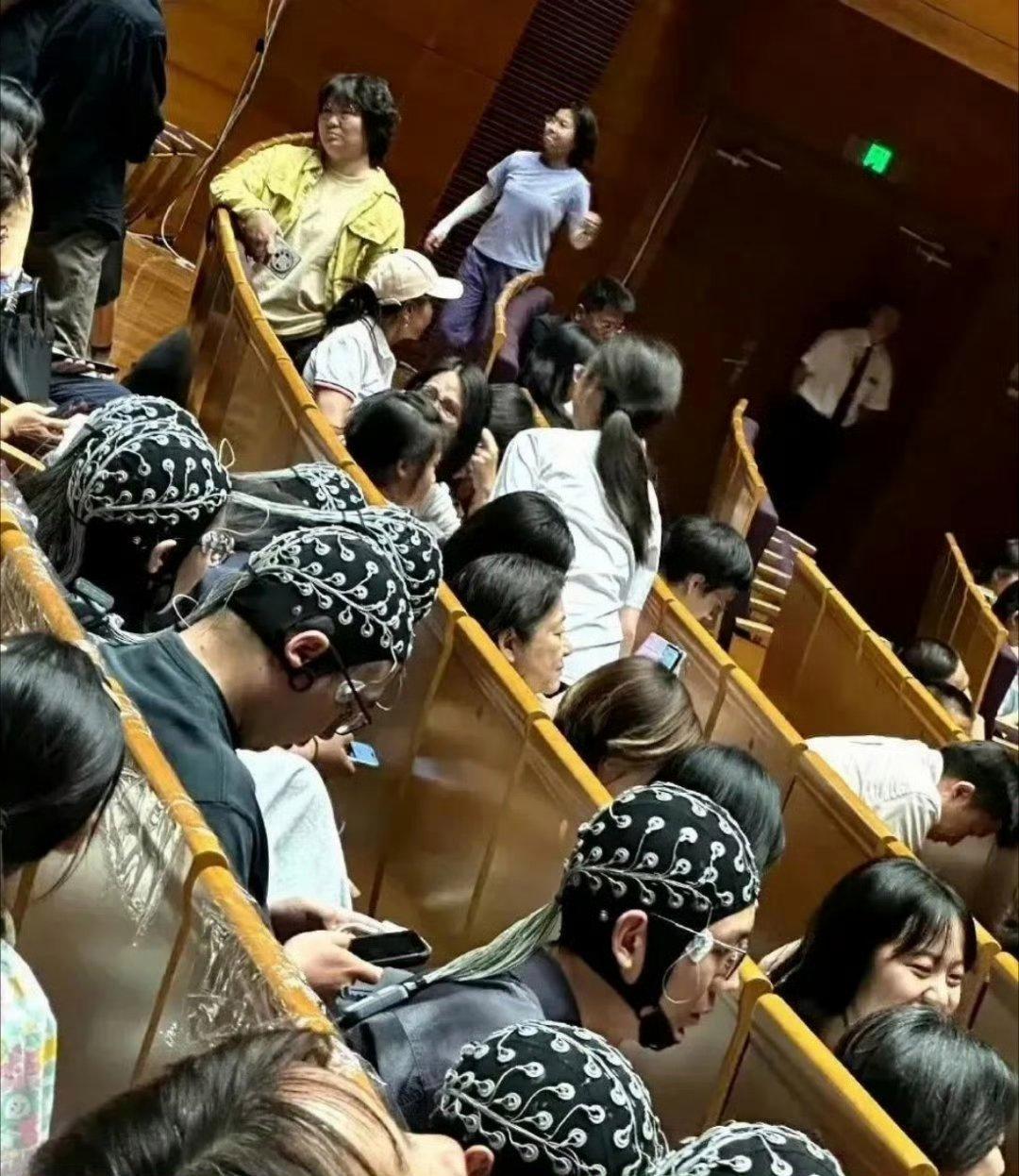 北大学堂上的一幕，不得不说，惊呆了。