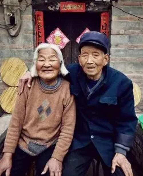 我们村有一对老两口，两位老人都活到近百来岁才安详离世，日常吃饭简单朴素，见过的人