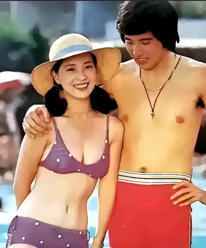 成龙的老婆林风娇和秦汉像金童玉女般，的确很般配，实在想不出来林风娇为啥会看上身材