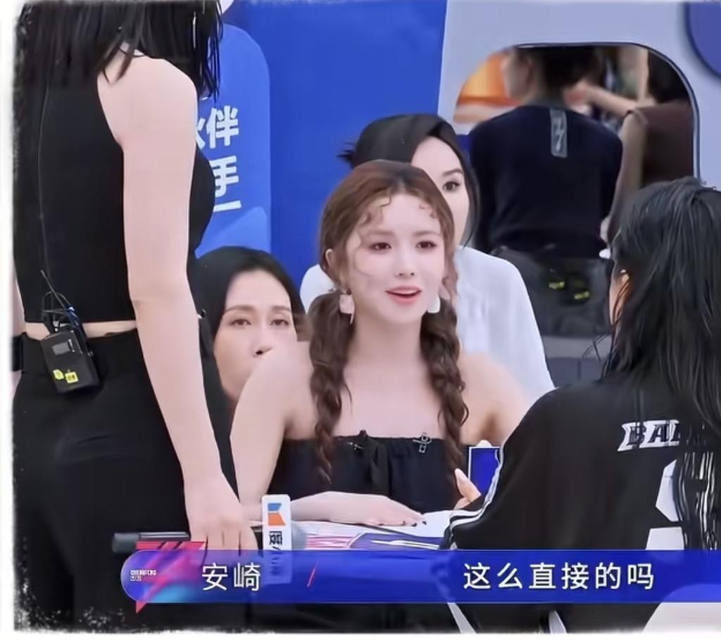 安崎在娱乐圈为什么一直不火？都怪她那张嘴。最早在唱歌综艺后台，周洁琼看表演太