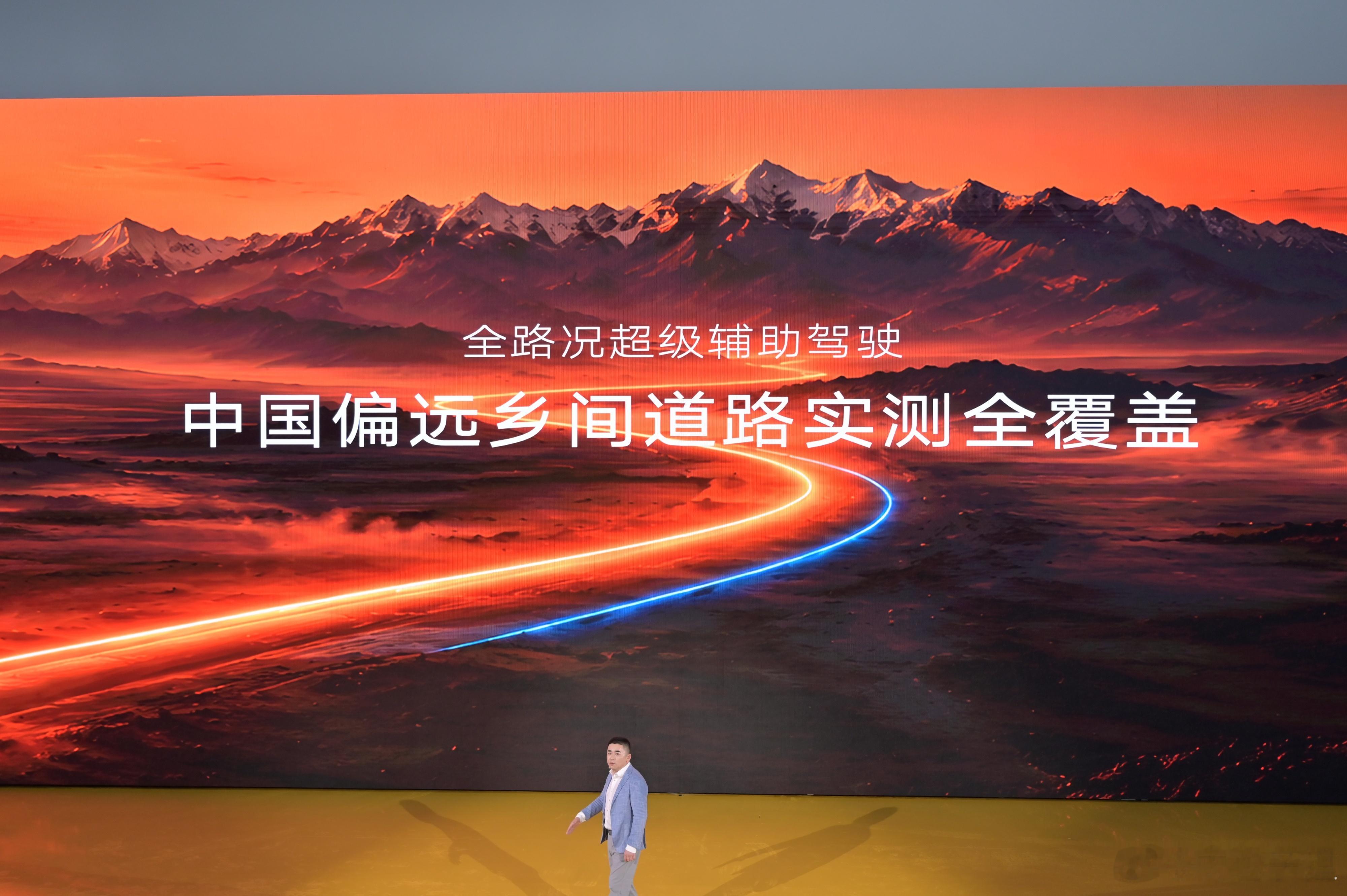 凯迪拉克全新XT5PHEV搭载了MomentaR7大模型，说实话R7大模型已经被传播了很多次了，这次