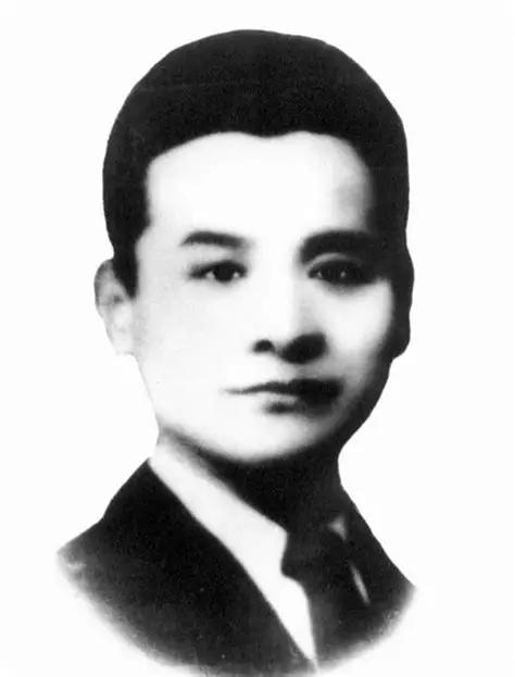 1951年的一个夜晚，上海市公安局的审讯室灯光通明。一名被捕的国民党特务在连日审
