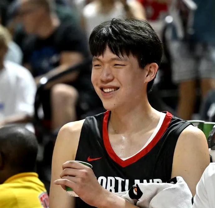 美国球迷热议杨瀚森：“首秀表现好得超乎所有人的预期；若不断提升移动能力，他将是球