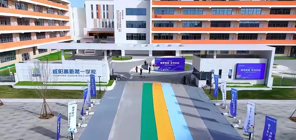 咸阳一女教师上课打电话，被认定教学事故，并被罚款100元在全校通报！像这样的