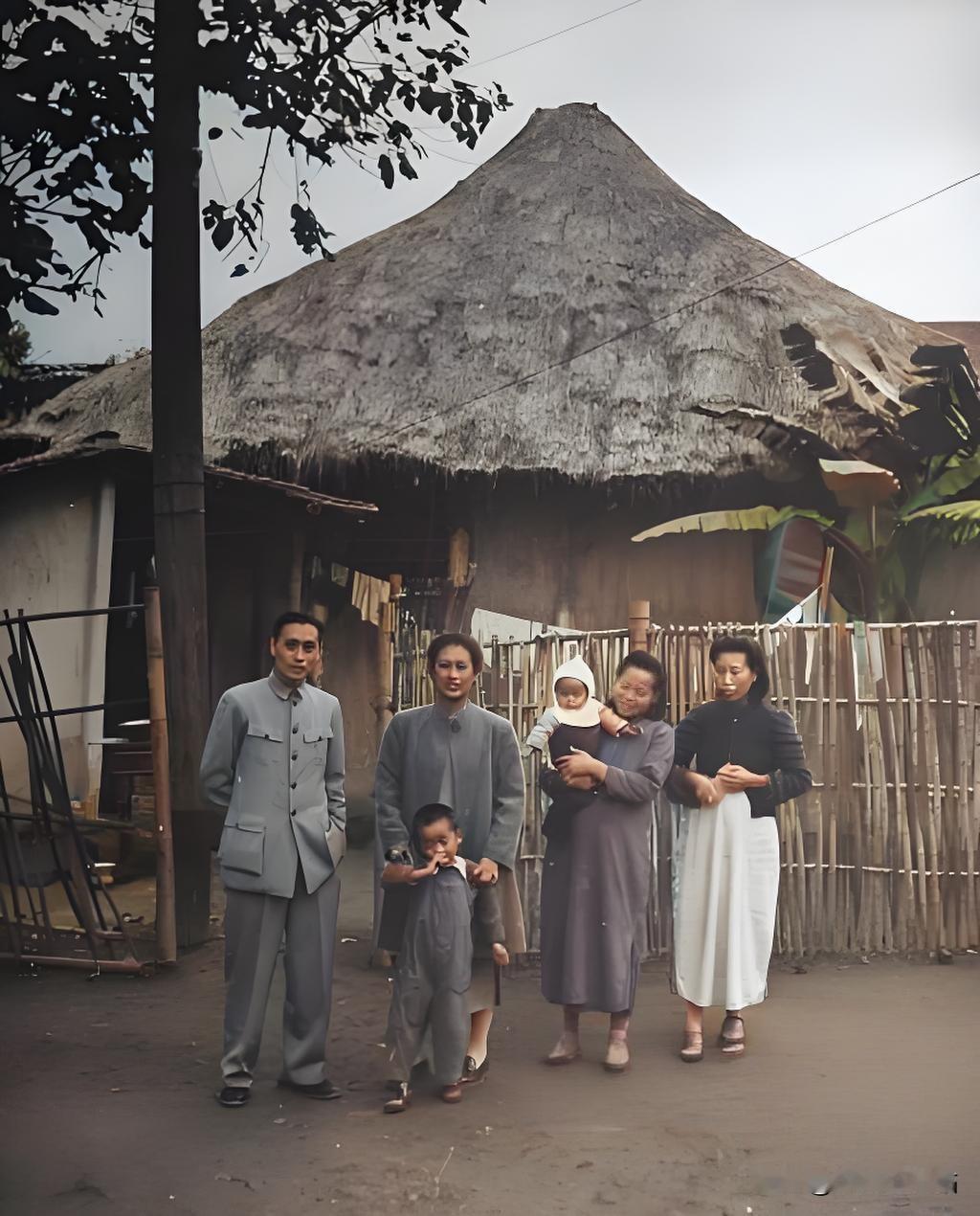 抗战期间重庆人口从1936年的33万激增至1945年的125万，住房极度紧张。政