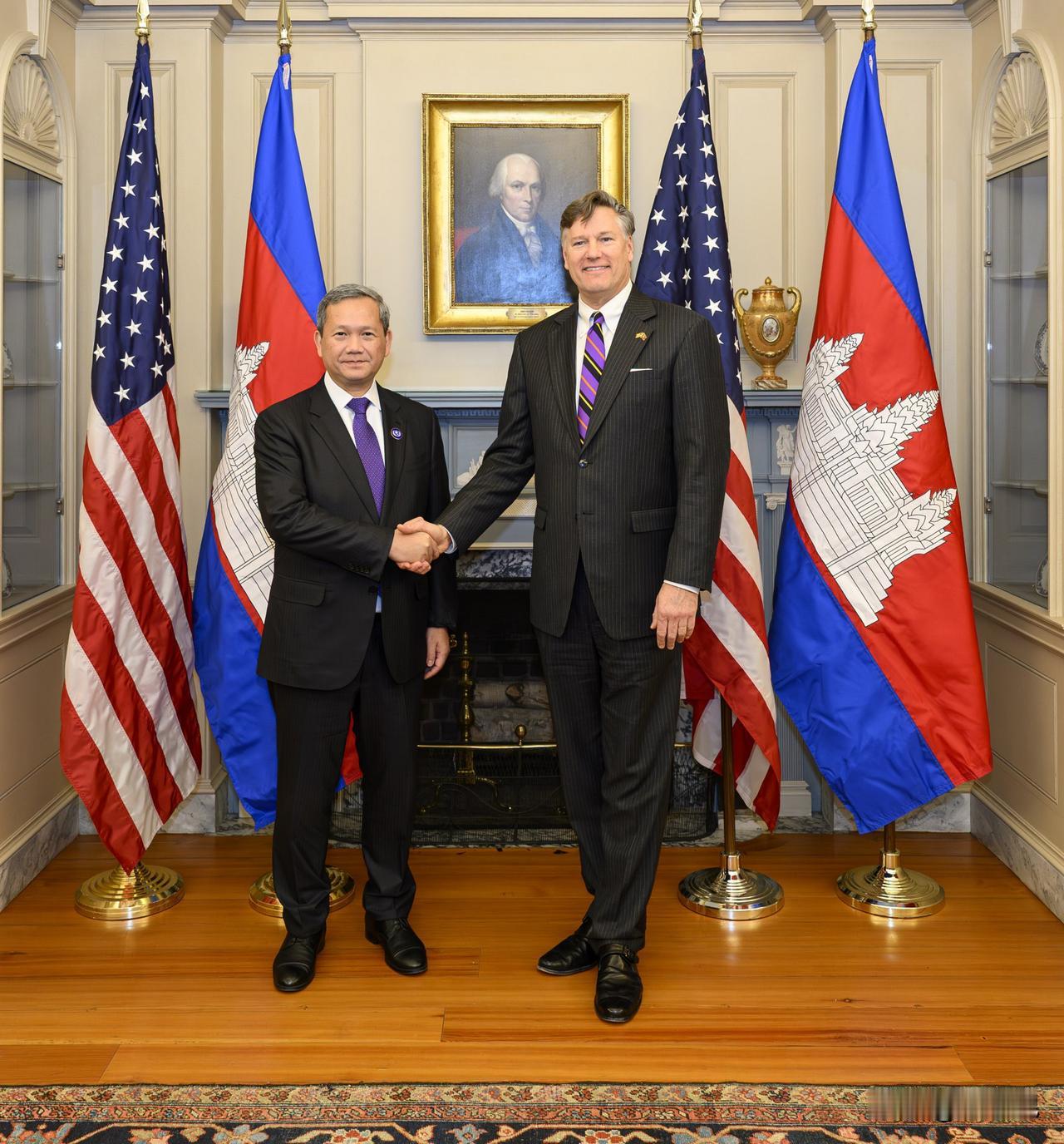 美国驻华使领馆今天写道：“美国国务院常务副国务卿克里斯托弗·兰道和柬埔寨首相洪玛