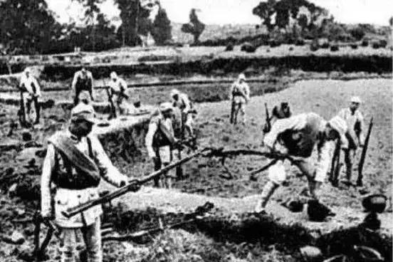 1945年，新四军战士李福兴在打扫战场时，无意间发现了一名鬼子尸体上有一把枪，正