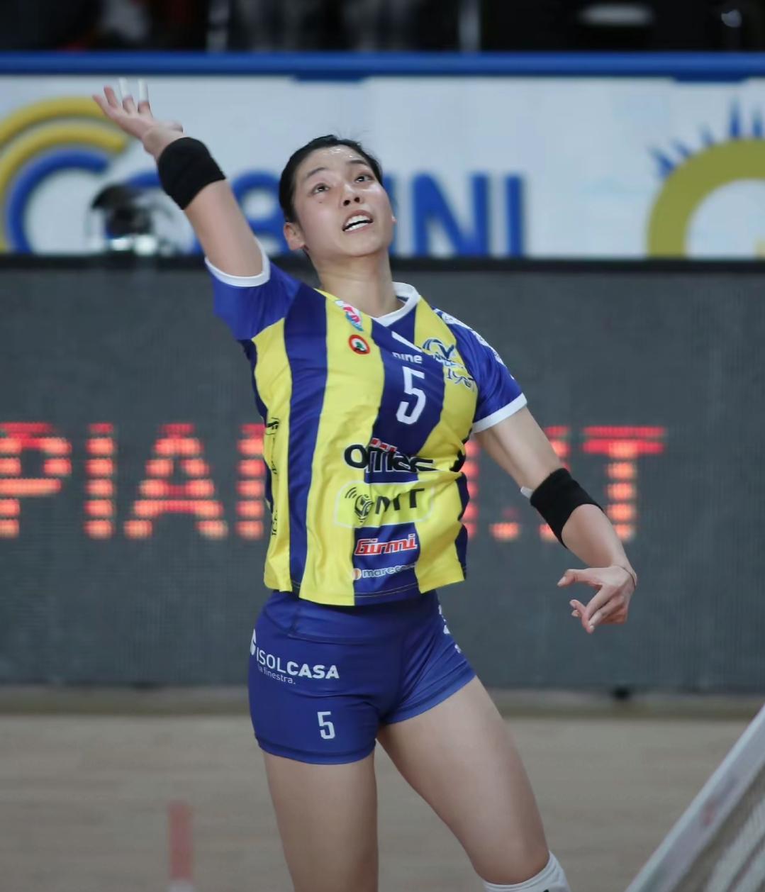 庄宇珊21分难救主，赵勇现场观看庄珊打球，球迷猜测或与李盈莹有关北京时间12