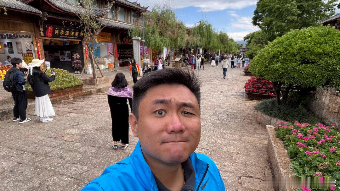 曾经的丽江古城是无数文青心中的圣地，尤其对一些女文青来说，丽江简直就是小西藏。现