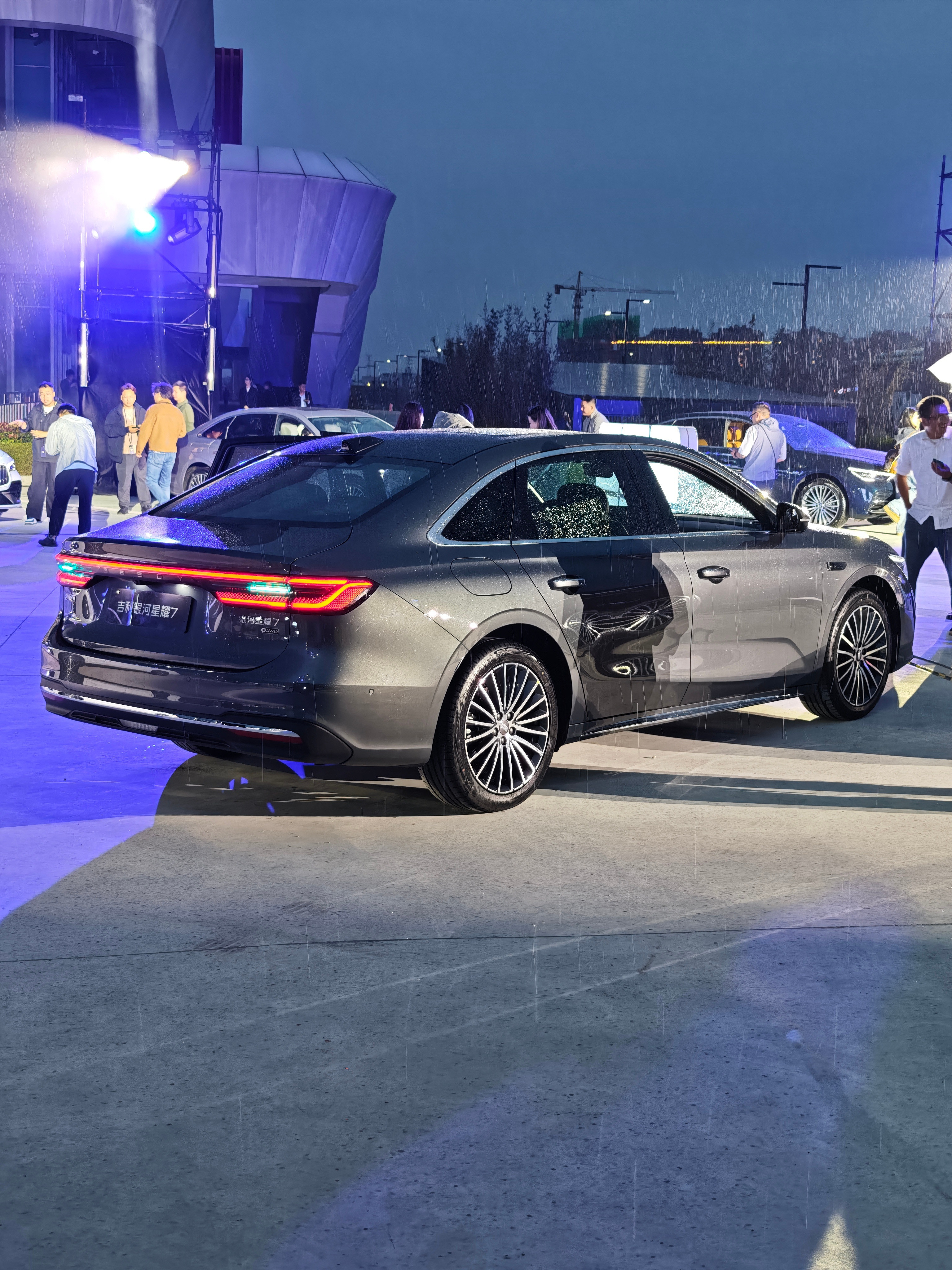 吉利银河星耀7开启预售，11.28-14.28万元你能买到最便宜的四驱轿车，15