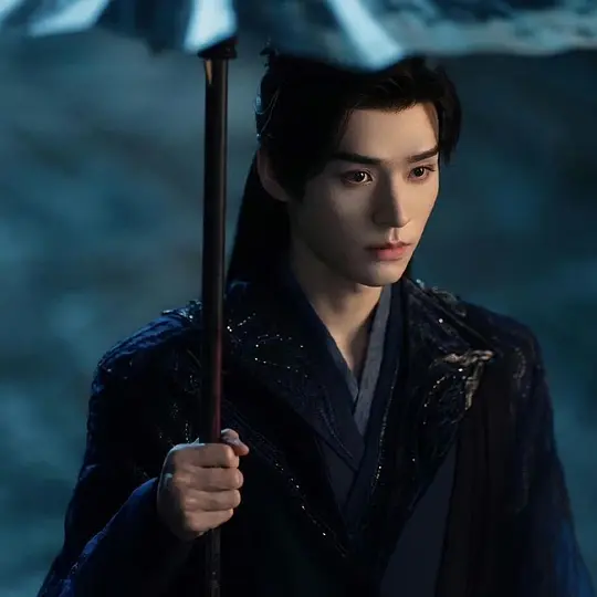 《暗河传》的打戏超级棒，好久没有看到过这么爽快的武侠剧。特效和打斗很自然地