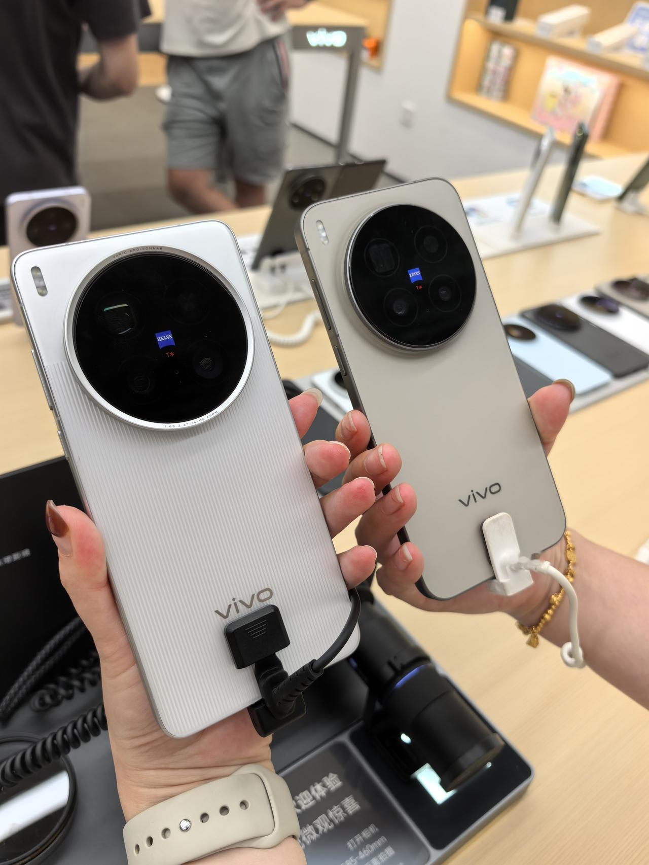 vivoX200Ultra🆚vivoX300Pro对比图，X200U