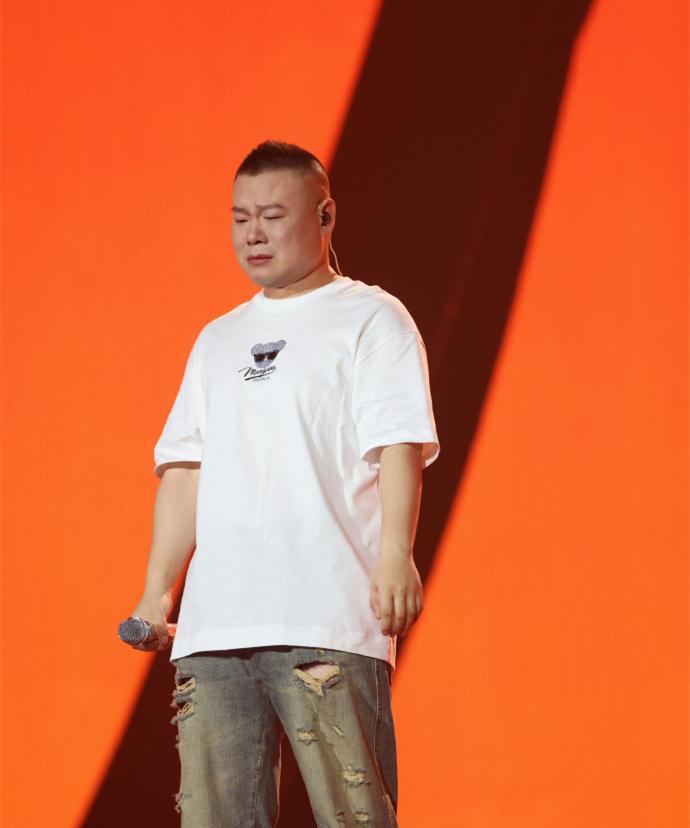 岳云鹏演唱会取得了开门红，第二场演出的门票又售罄了。鉴于昨晚的精彩，大家对今晚岳