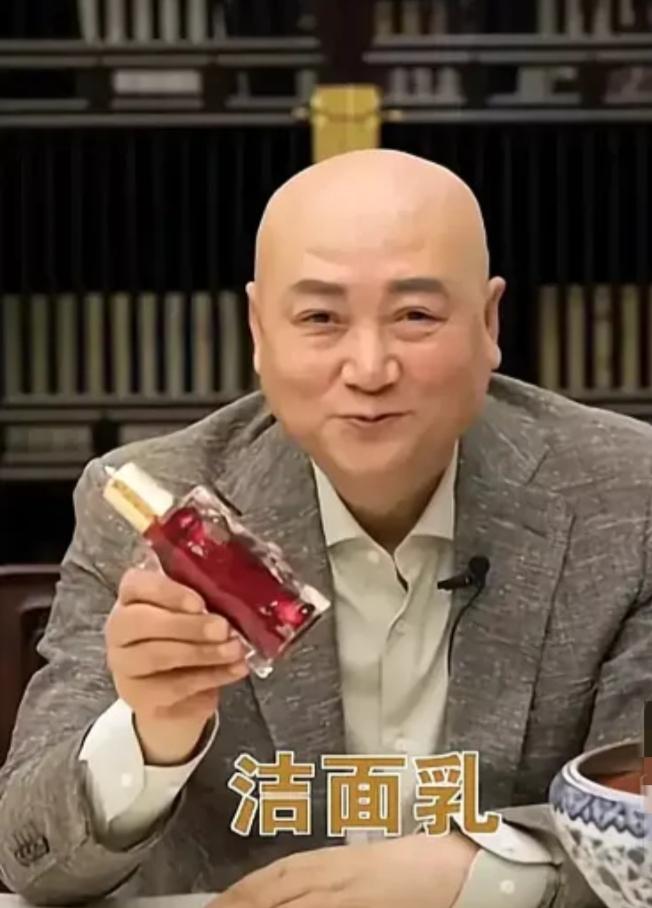 当年迟重瑞直播卖化妆品非常接地气，但是不少人调侃他身家不愁，一把年纪还抛头露面带