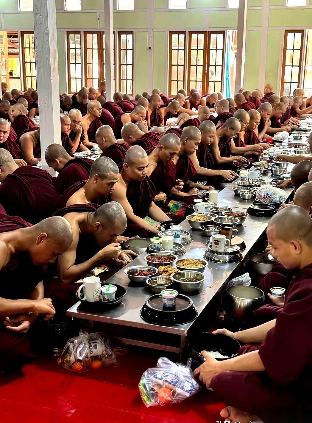 刷到一个视频，一座金碧辉煌的大殿里，齐刷刷跪着一整排僧人。年纪都不大，看着也就